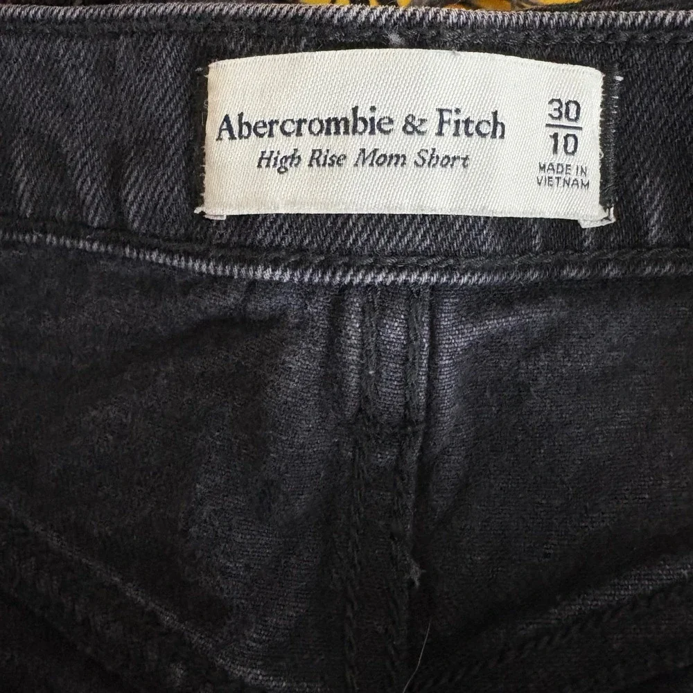 Abercrombie Fitch High Rise Mom Shorts Black Denim Button Fly Frayed Hem Size 30